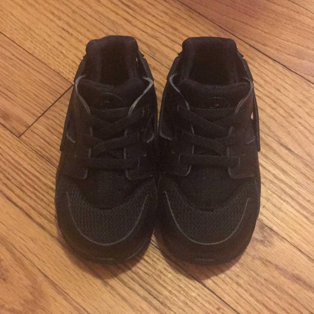 Kids size 6c Nike Roshe’